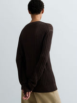 HNĚDÝ PLETENÝ SVETR S KULATÝM VÝSTŘIHEM