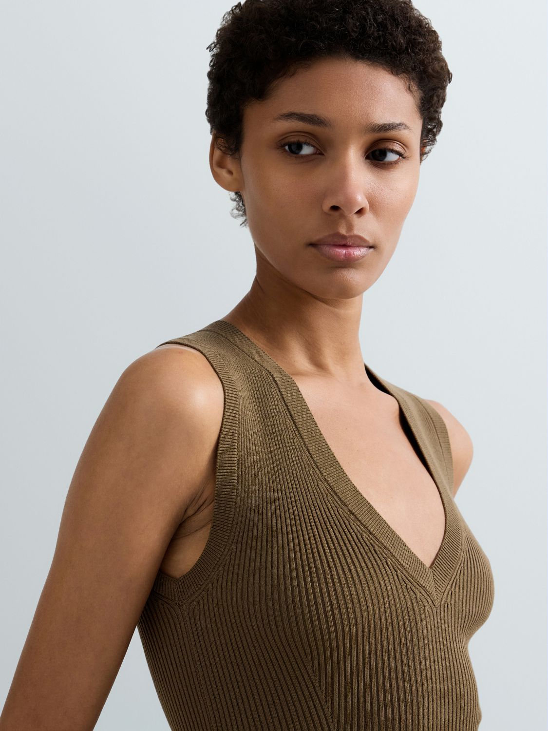 HNĚDÉ ŽEBROVANÉ TÍLKO S PÁSKEM