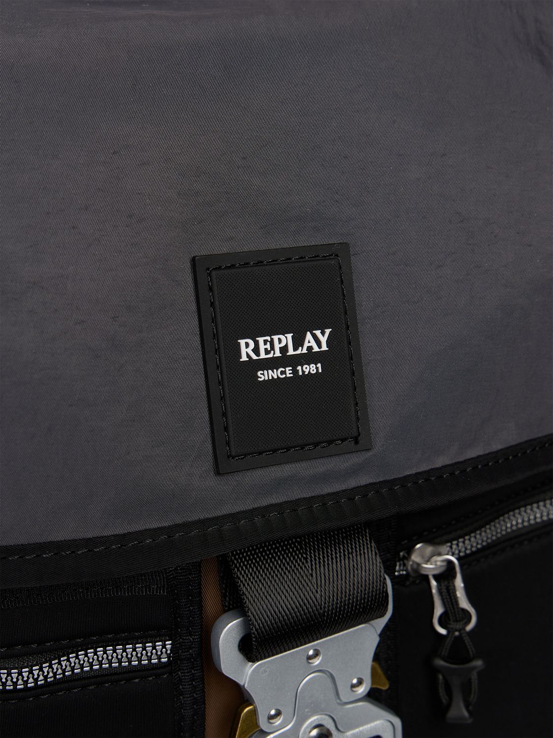 Outdoor batoh s více kapsami