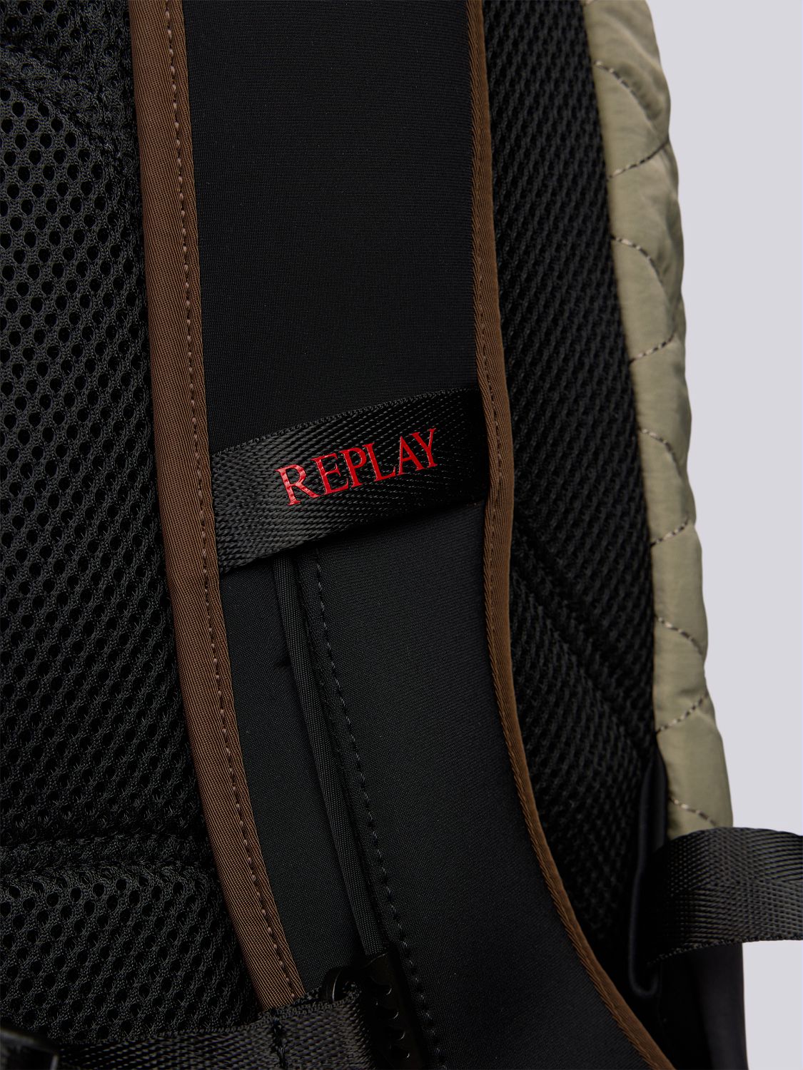 Outdoor batoh s více kapsami