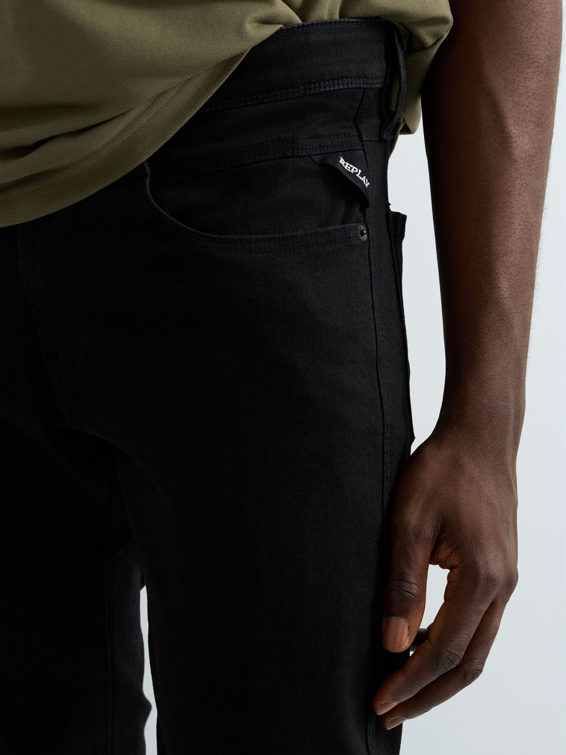 ANBASS – PÁNSKÉ SLIM FIT DŽÍNY REPLAY – ČERNÉ
