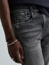 ANBASS – PÁNSKÉ SLIM FIT DŽÍNY REPLAY – ŠEDÉ