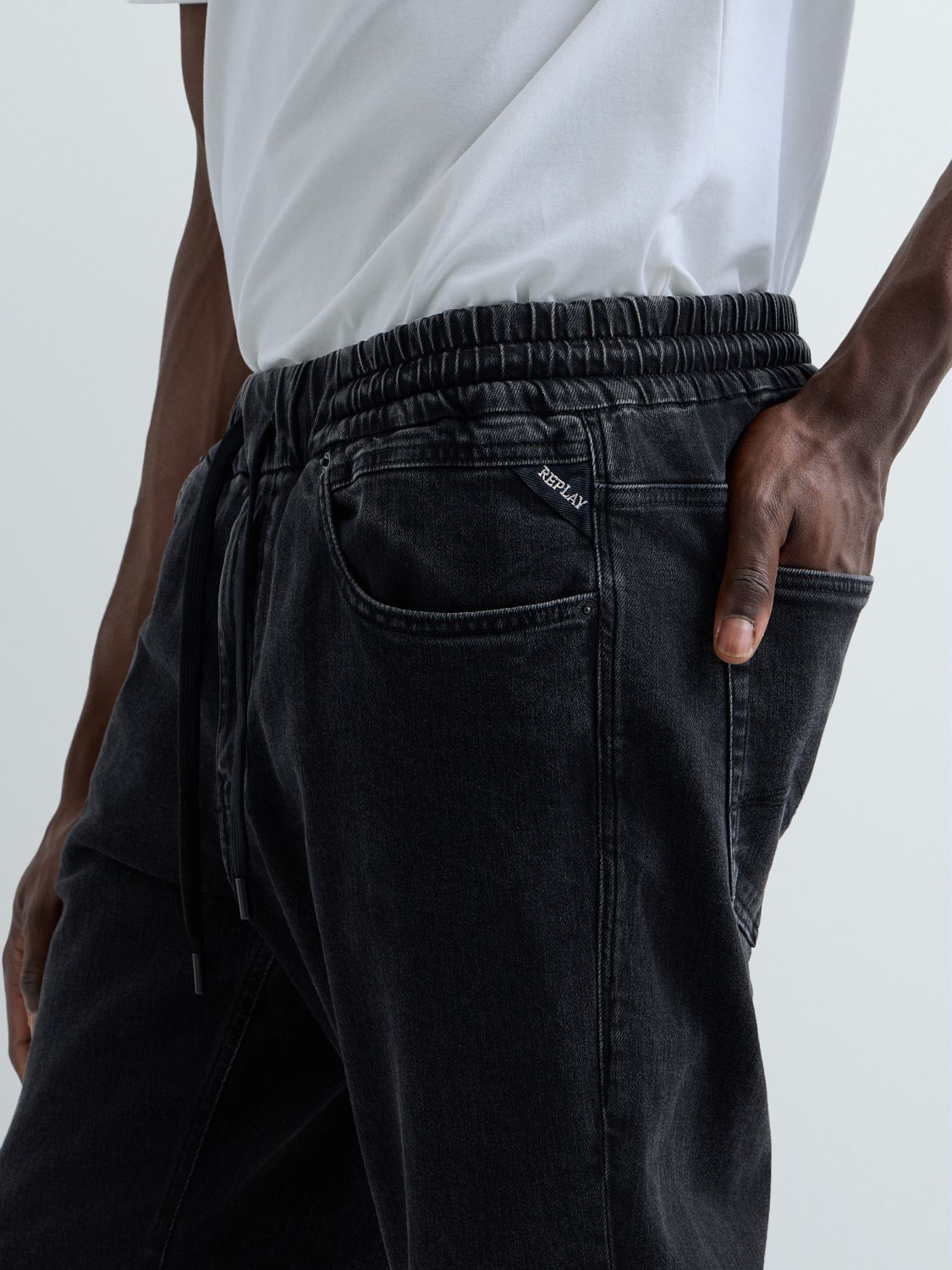 LANNY – PÁNSKÉ SLIM FIT DŽÍNY REPLAY S ELASTICKÝM PASEM – ČERNÉ