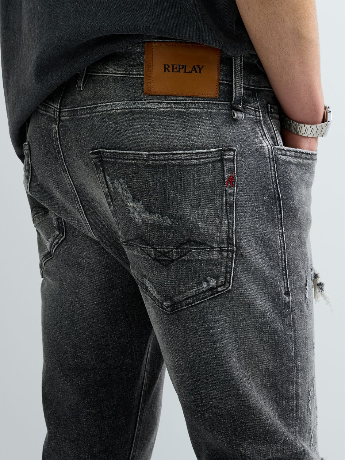 ENNYS – PÁNSKÉ SKINNY DŽÍNY REPLAY S OBNOŠENÝM EFEKTEM – ŠEDÉ