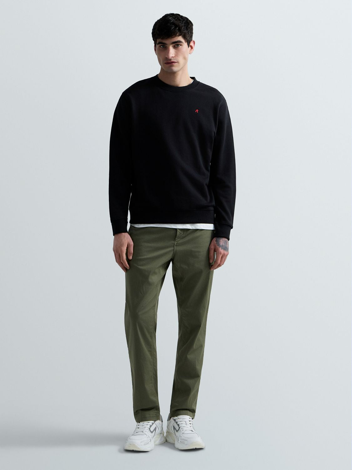 Pánská mikina s kulatým výstřihem a výšivkou