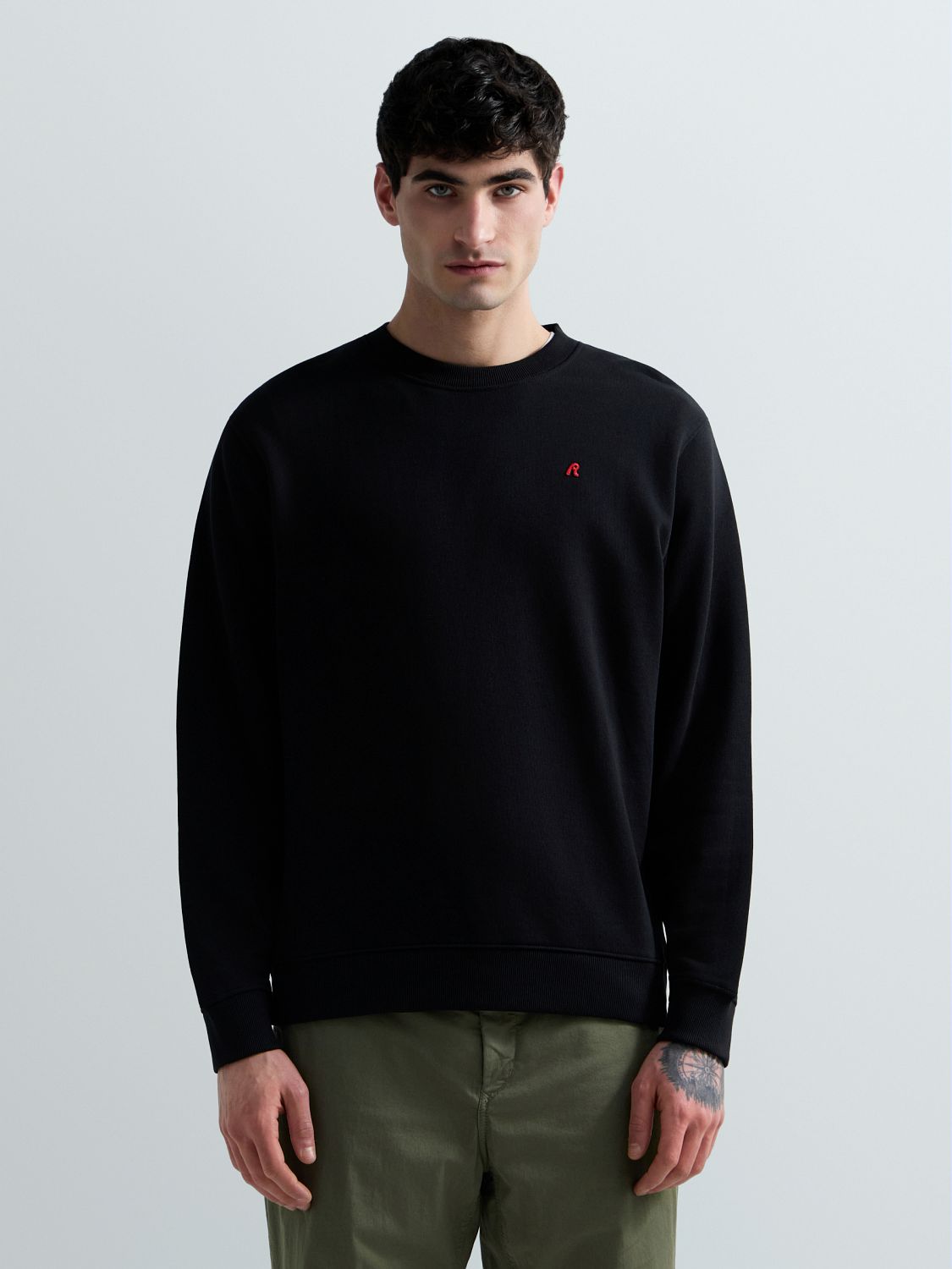 Pánská mikina s kulatým výstřihem a výšivkou