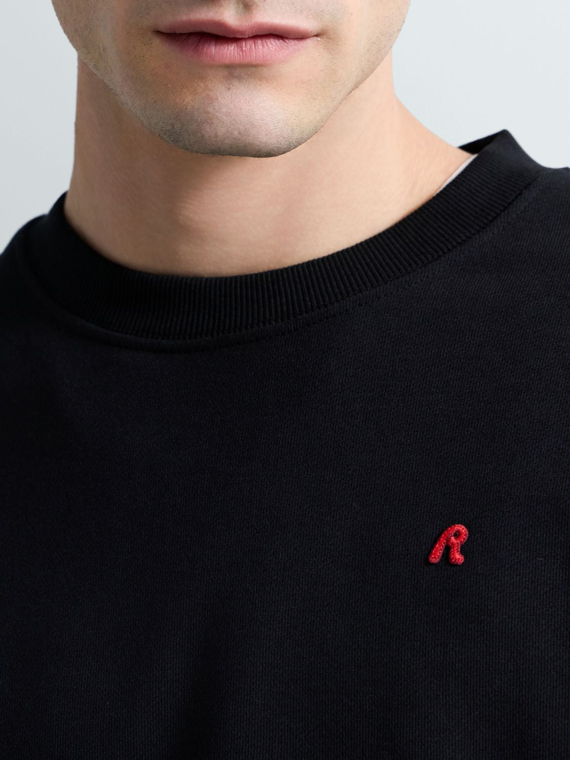 Pánská mikina s kulatým výstřihem a výšivkou