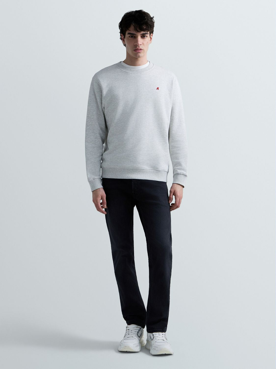 Pánská mikina s kulatým výstřihem a výšivkou