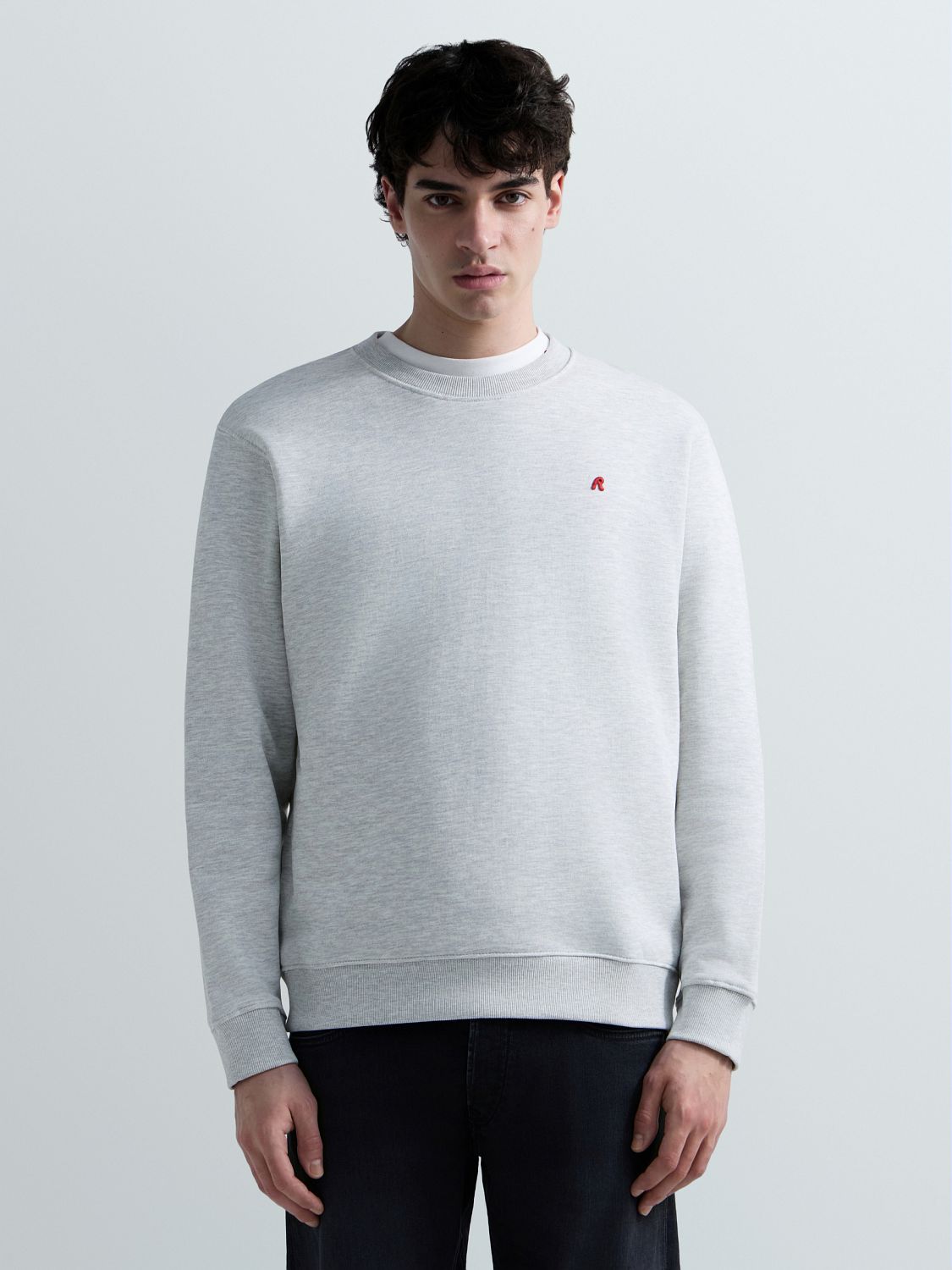 Pánská mikina s kulatým výstřihem a výšivkou