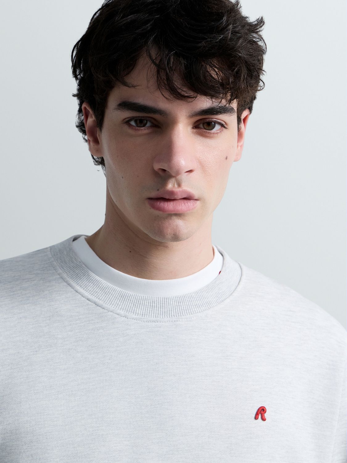 Pánská mikina s kulatým výstřihem a výšivkou