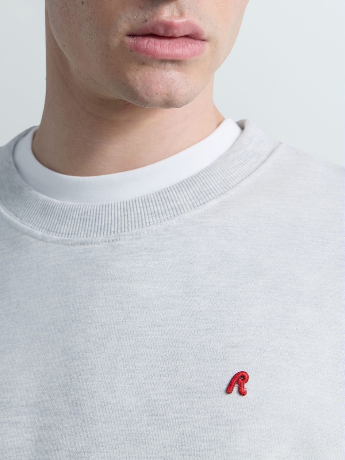 Pánská mikina s kulatým výstřihem a výšivkou