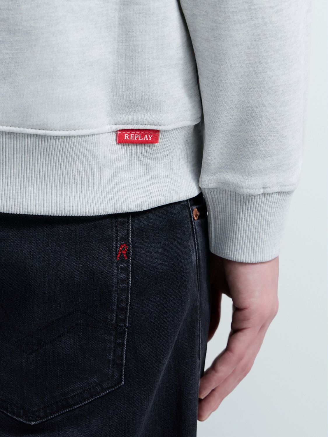 Pánská mikina s kulatým výstřihem a výšivkou