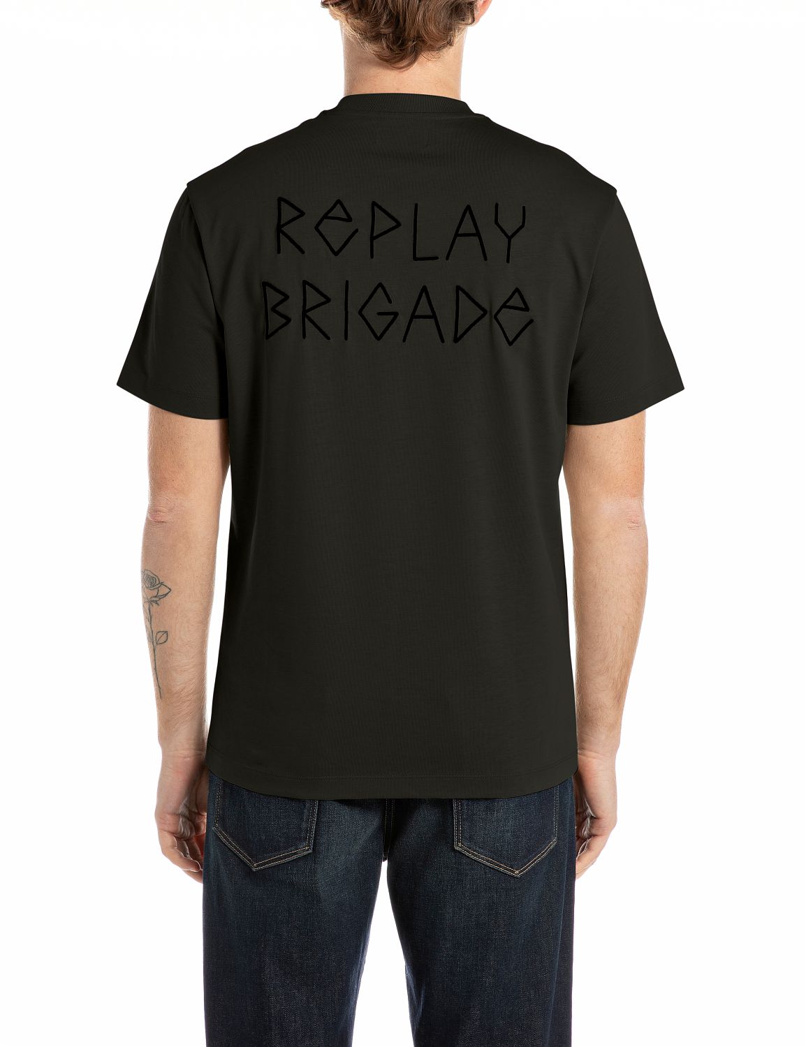 Tričko s grafikou na hrudi a nápisem „Replay Brigade“ na zádech