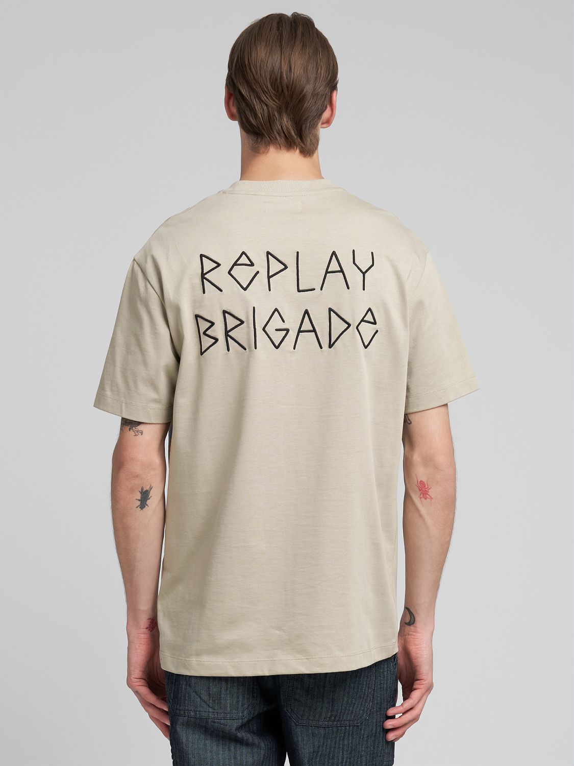 Tričko s grafikou na hrudi a nápisem „Replay Brigade“ na zádech