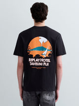 PÁNSKÉ TRIČKO S POTISKEM REPLAY HOTEL TAVEUNI FIJI NA ZÁDECH