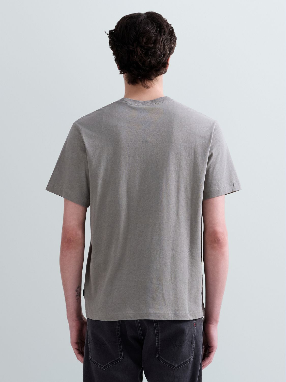 PÁNSKÉ TRIČKO S MINIMALISTICKÝM LOGEM