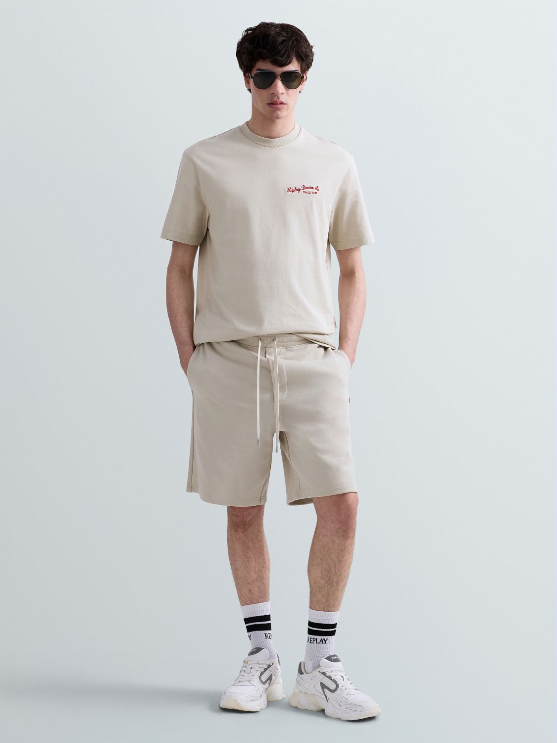 REPLAY PÁNSKÉ TRIČKO RELAXED FIT S MINIMÁLNÍM NÁPISEM