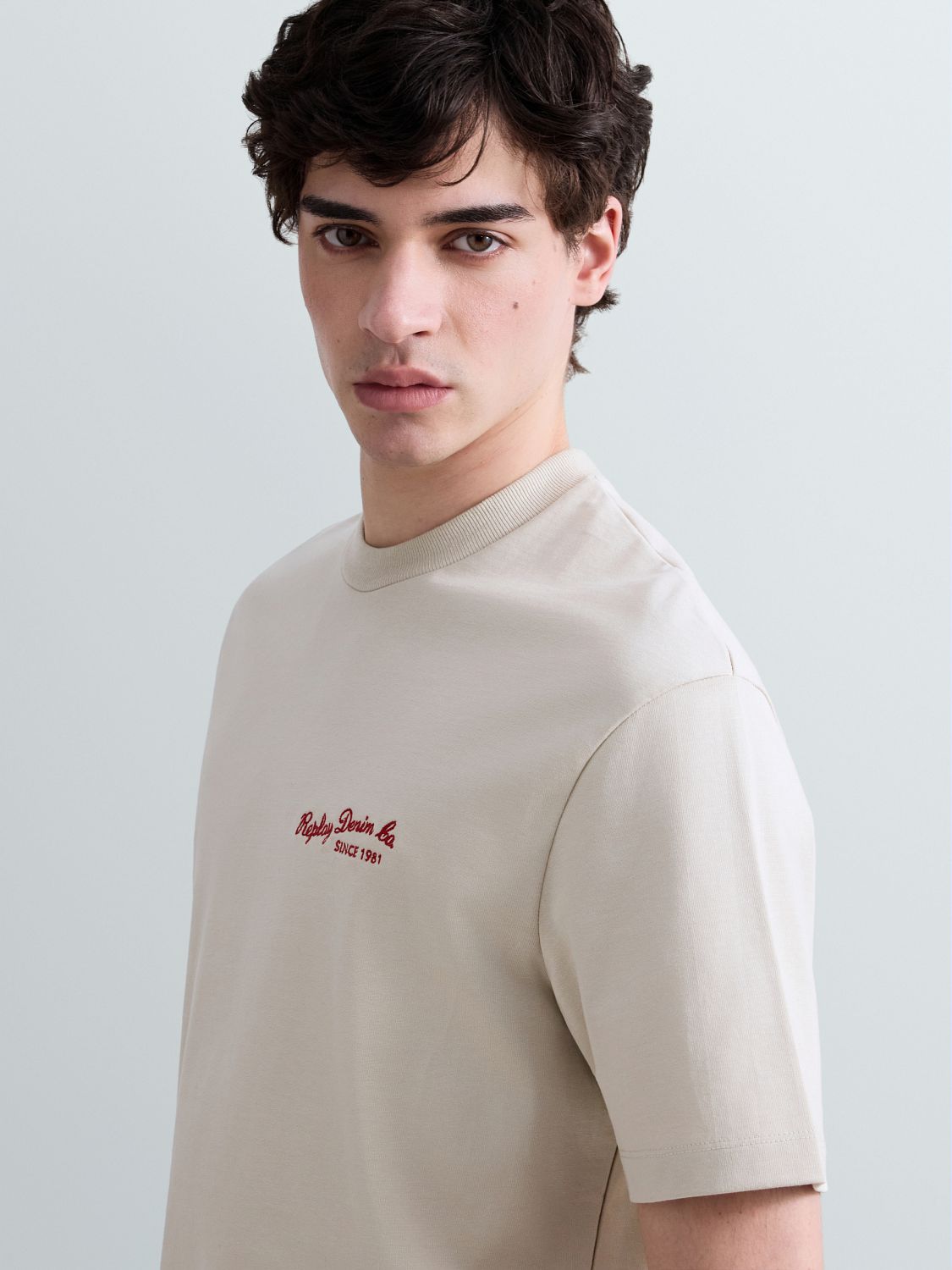 REPLAY PÁNSKÉ TRIČKO RELAXED FIT S MINIMÁLNÍM NÁPISEM