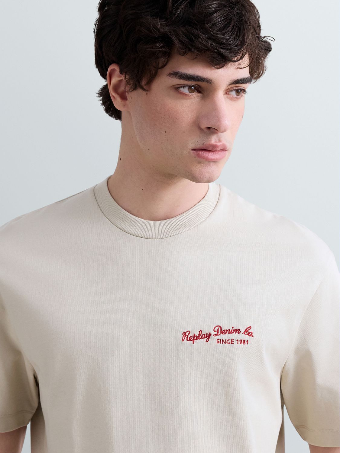 REPLAY PÁNSKÉ TRIČKO RELAXED FIT S MINIMÁLNÍM NÁPISEM