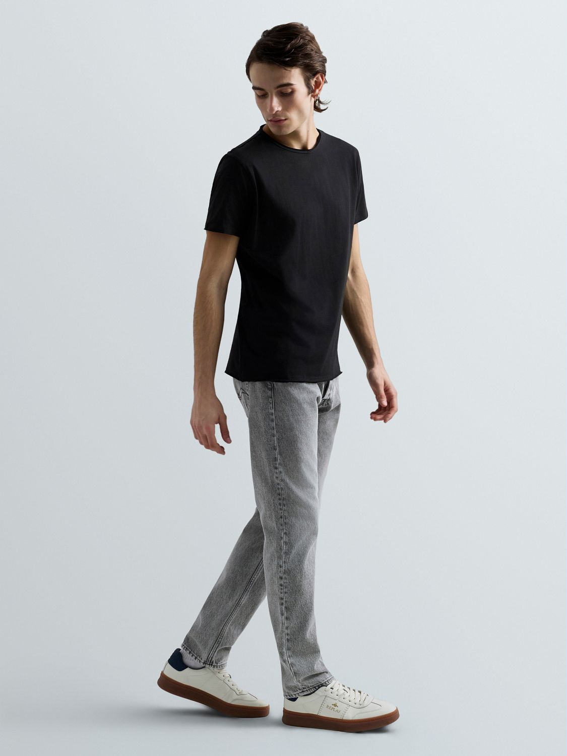 BAVLNĚNÉ TRIČKO S KULATÝM VÝSTŘIHEM