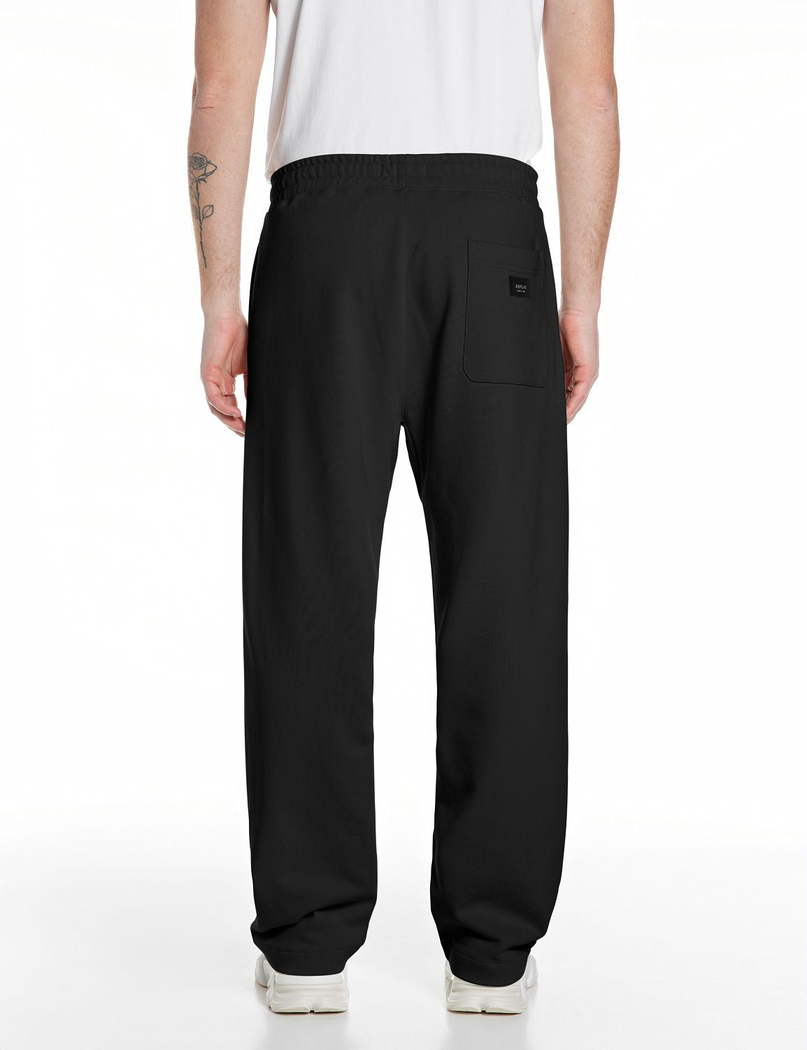 PÁNSKÉ TEPLÁKY REPLAY S ČISTÝM DESIGNEM – VOLNÝ STŘIH