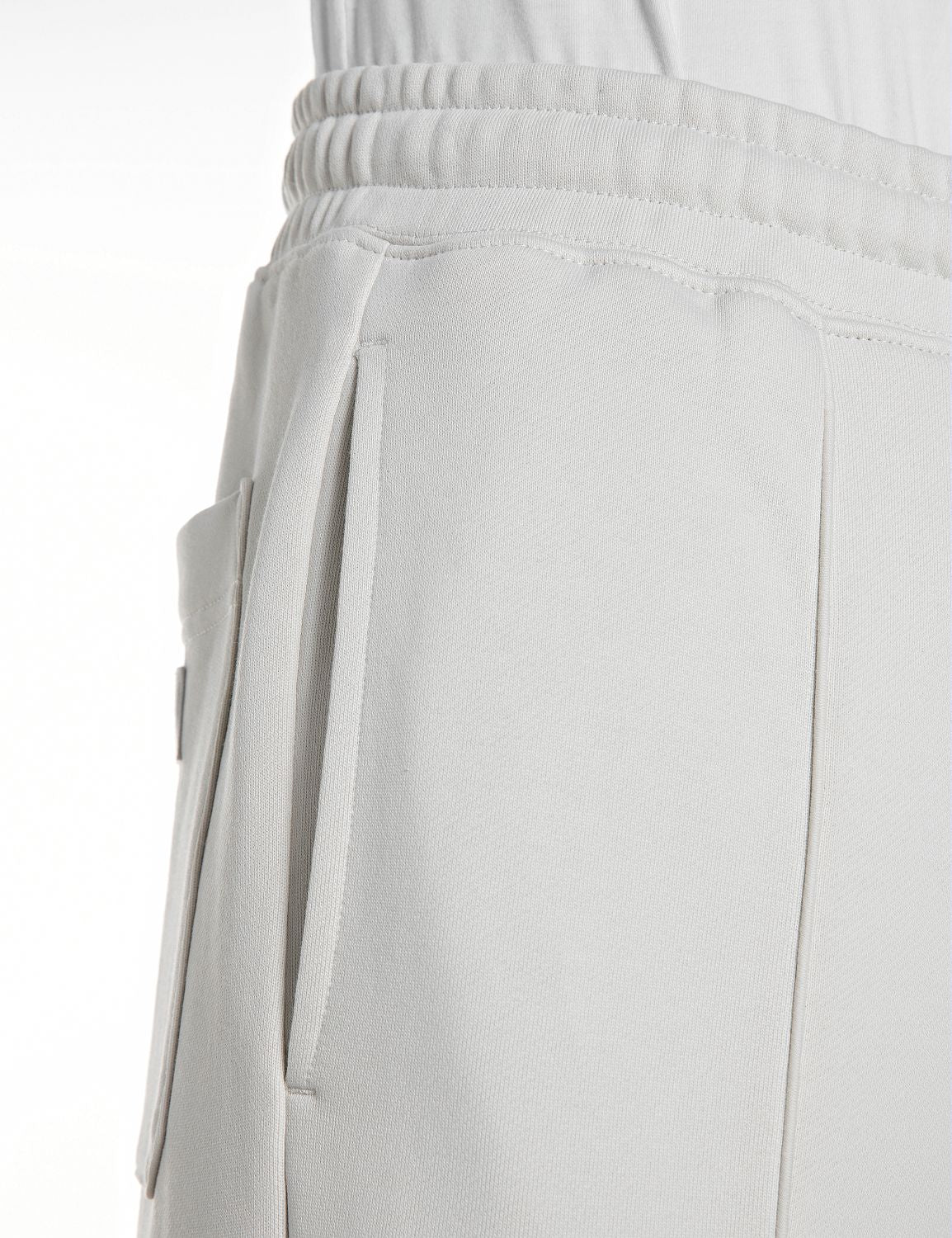 PÁNSKÉ TEPLÁKY REPLAY S ČISTÝM DESIGNEM – VOLNÝ STŘIH