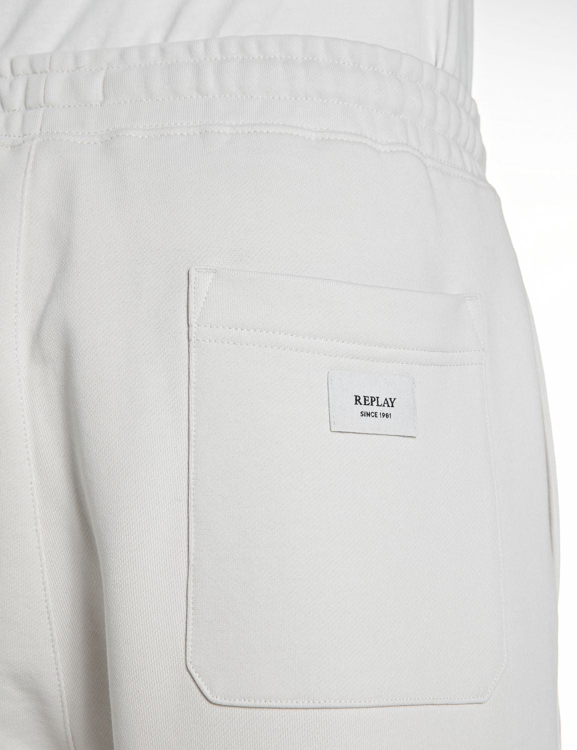 PÁNSKÉ TEPLÁKY REPLAY S ČISTÝM DESIGNEM – VOLNÝ STŘIH