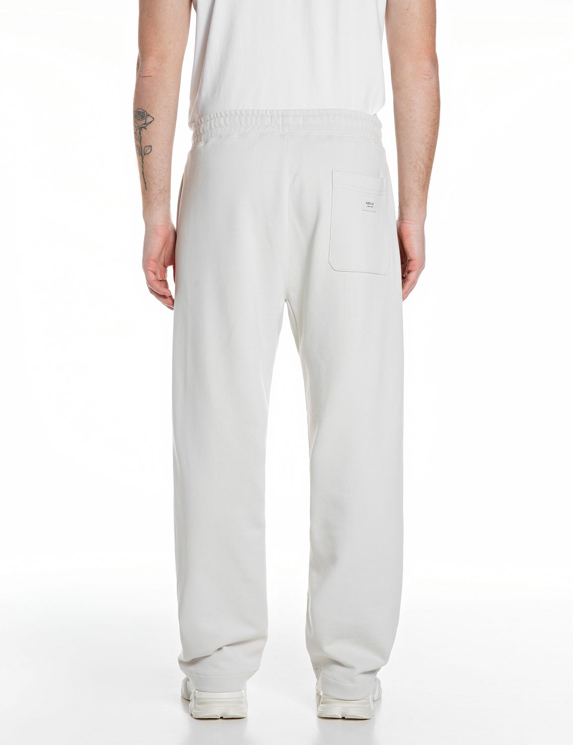 PÁNSKÉ TEPLÁKY REPLAY S ČISTÝM DESIGNEM – VOLNÝ STŘIH