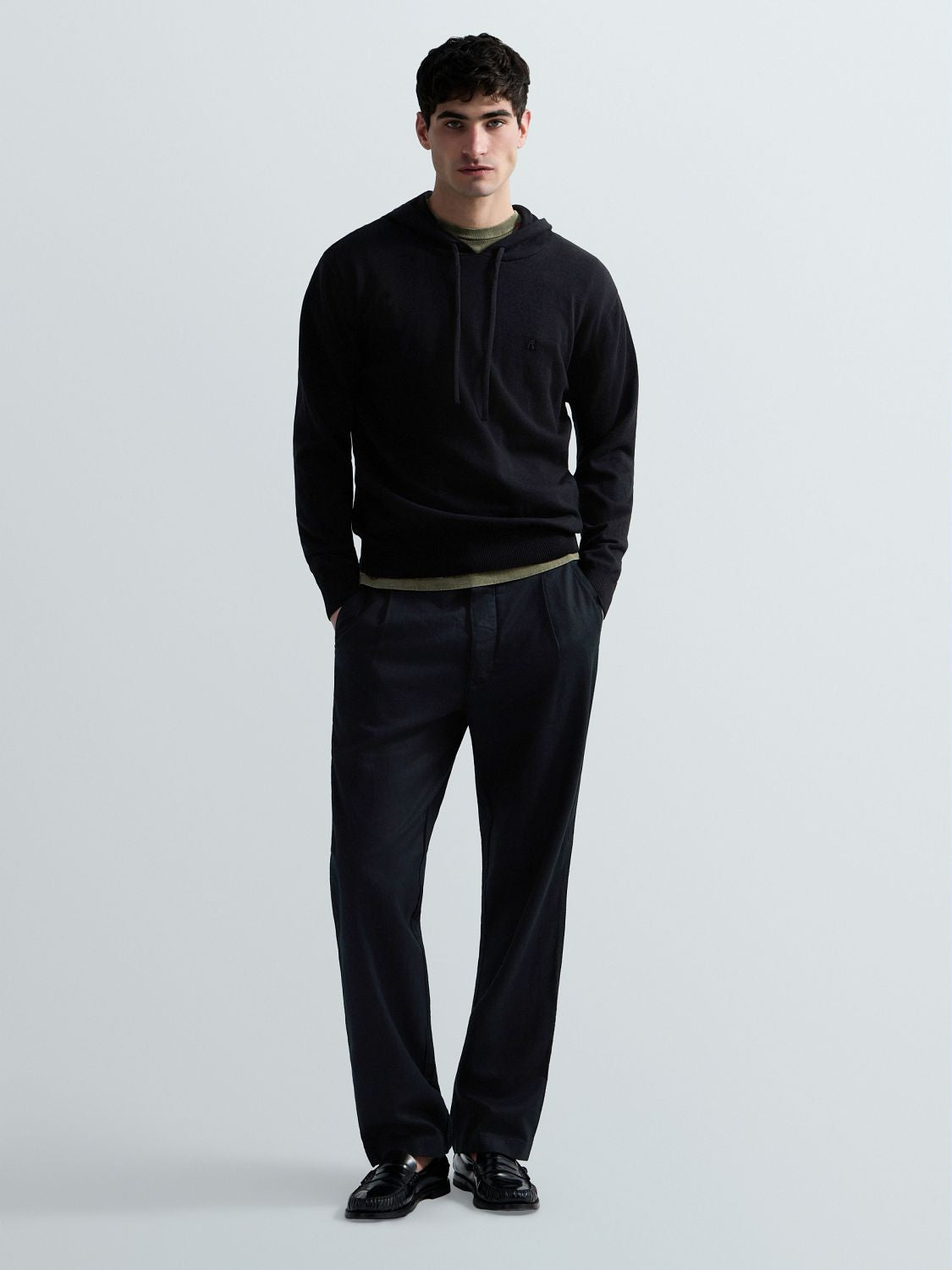 PÁNSKÝ SVETR S KAPUCÍ A JEMNOU VÝŠIVKOU R