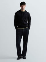 PÁNSKÝ SVETR S KAPUCÍ A JEMNOU VÝŠIVKOU R