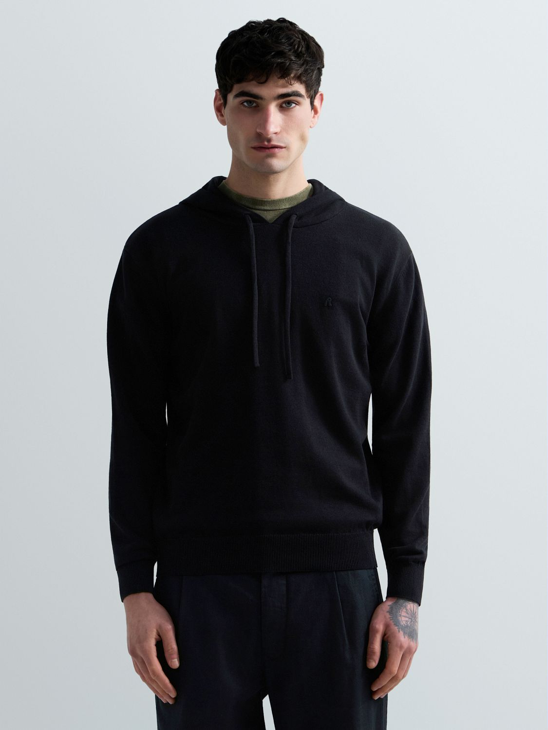 PÁNSKÝ SVETR S KAPUCÍ A JEMNOU VÝŠIVKOU R