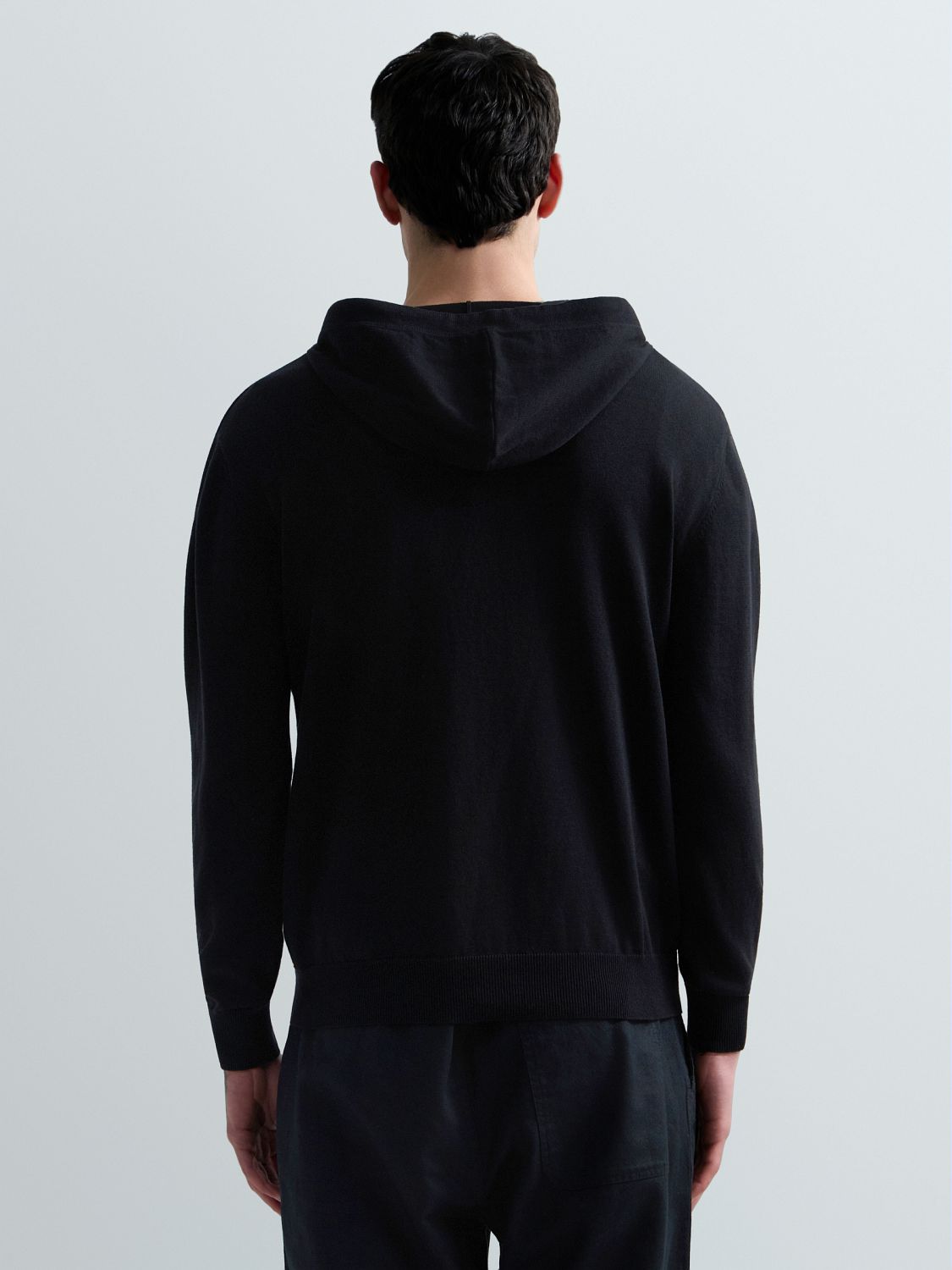 PÁNSKÝ SVETR S KAPUCÍ A JEMNOU VÝŠIVKOU R