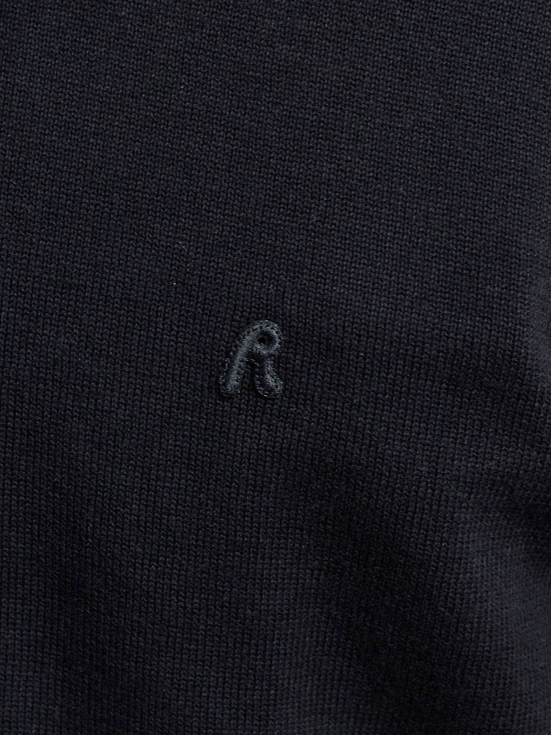 PÁNSKÝ SVETR S KAPUCÍ A JEMNOU VÝŠIVKOU R