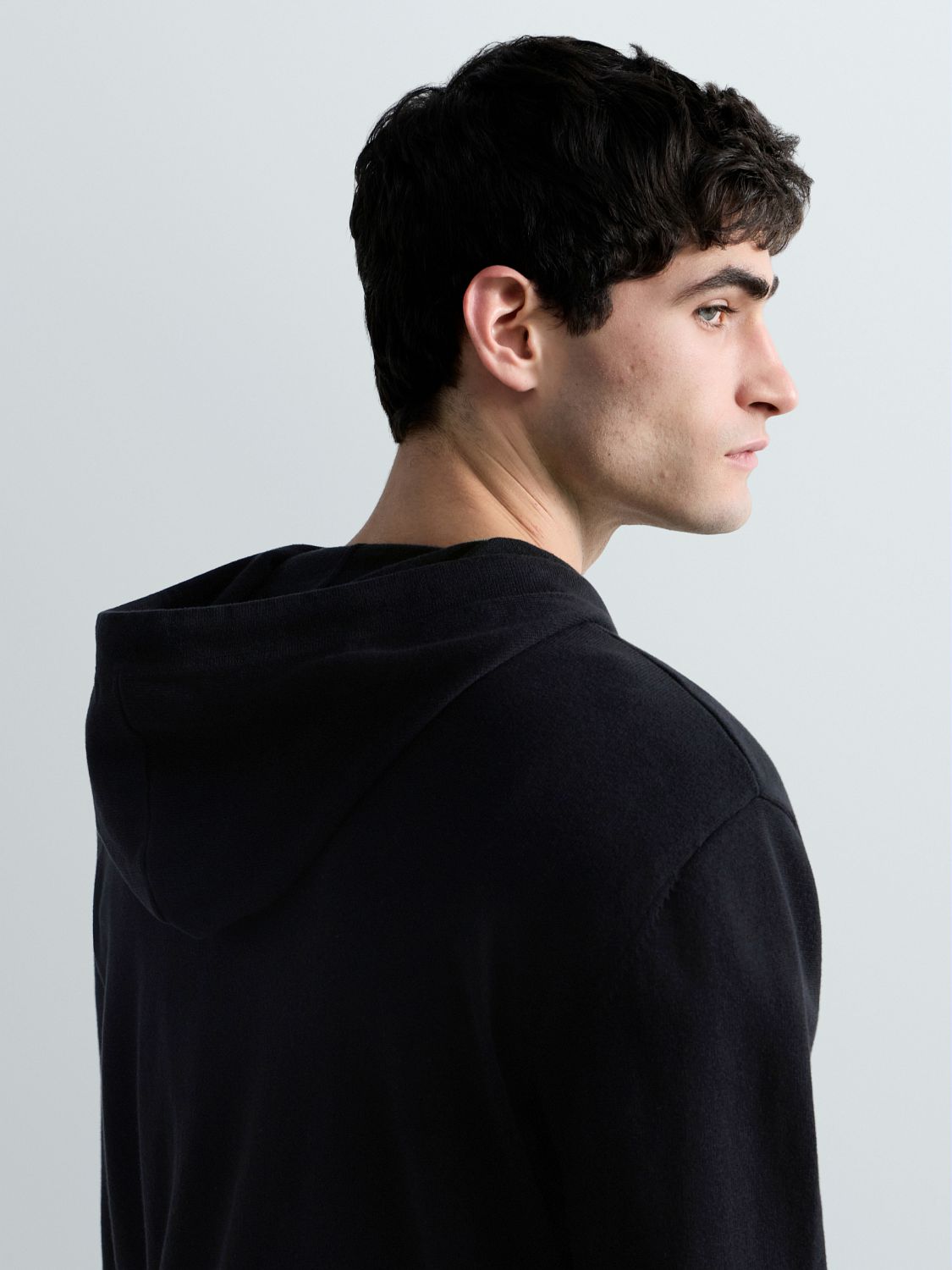 PÁNSKÝ SVETR S KAPUCÍ A JEMNOU VÝŠIVKOU R