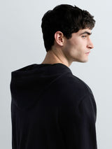 PÁNSKÝ SVETR S KAPUCÍ A JEMNOU VÝŠIVKOU R