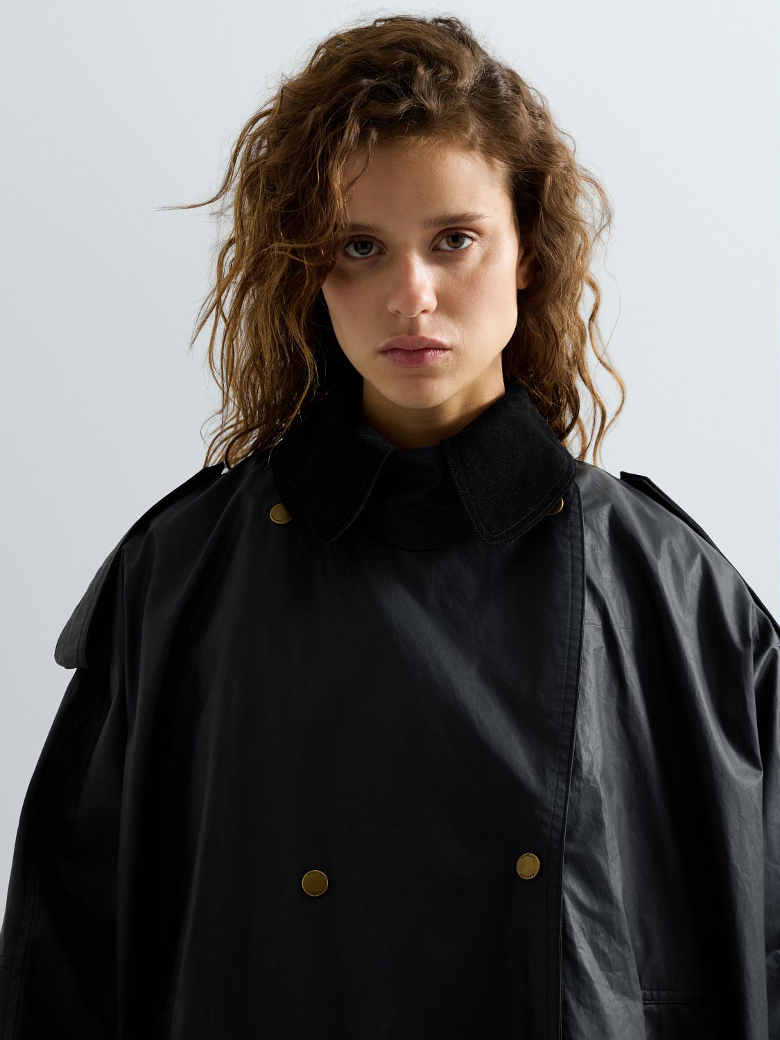 DÁMSKÁ OVERSIZED BUNDA REPLAY VE STYLU PELERÍNY – ČERNÁ