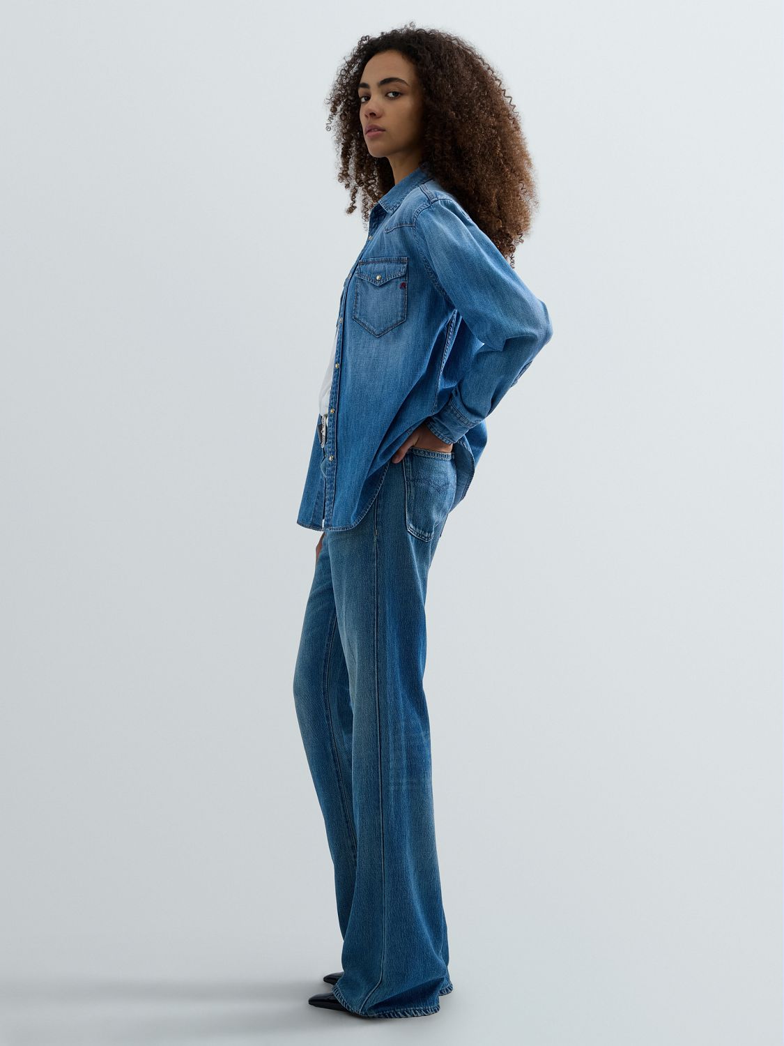 BECKA – DÁMSKÉ BOOTCUT DŽÍNY REPLAY – MODRÉ