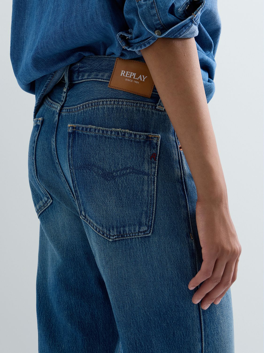 BECKA – DÁMSKÉ BOOTCUT DŽÍNY REPLAY – MODRÉ