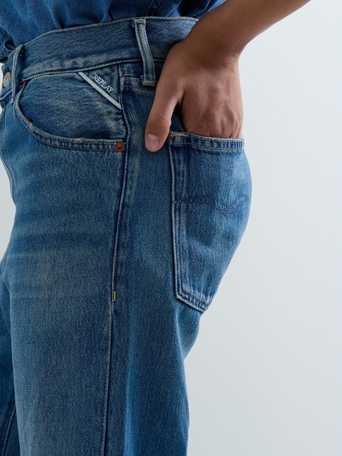 BECKA – DÁMSKÉ BOOTCUT DŽÍNY REPLAY – MODRÉ