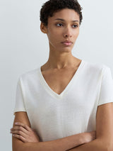 JEDNODUCHÉ DÁMSKÉ TRIČKO S VÝSTŘIHEM DO V