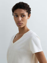 JEDNODUCHÉ DÁMSKÉ TRIČKO S VÝSTŘIHEM DO V