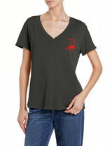 DÁMSKÉ TRIČKO S VÝSTŘIHEM DO V A JEMNÝM POTISKEM