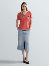 DÁMSKÉ TRIČKO S VÝSTŘIHEM DO V A JEMNÝM POTISKEM