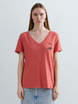 DÁMSKÉ TRIČKO S VÝSTŘIHEM DO V A JEMNÝM POTISKEM