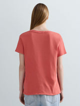 DÁMSKÉ TRIČKO S VÝSTŘIHEM DO V A JEMNÝM POTISKEM