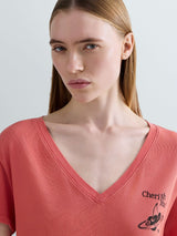 DÁMSKÉ TRIČKO S VÝSTŘIHEM DO V A JEMNÝM POTISKEM