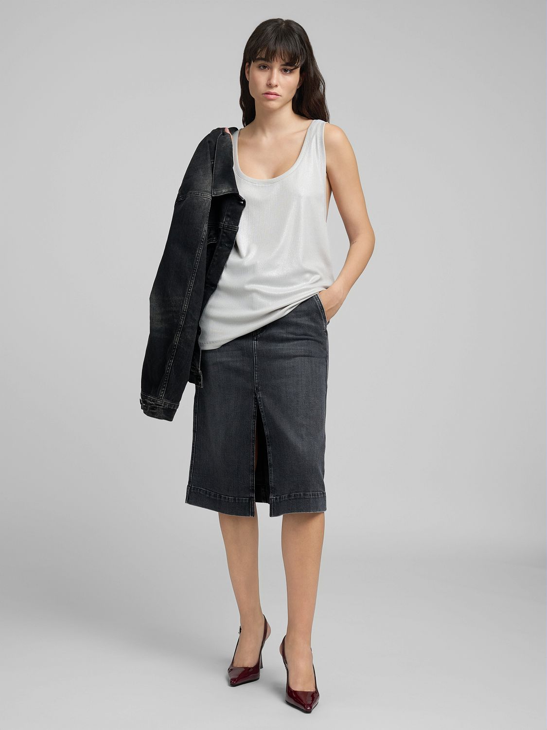 Elegantní metalické tílko