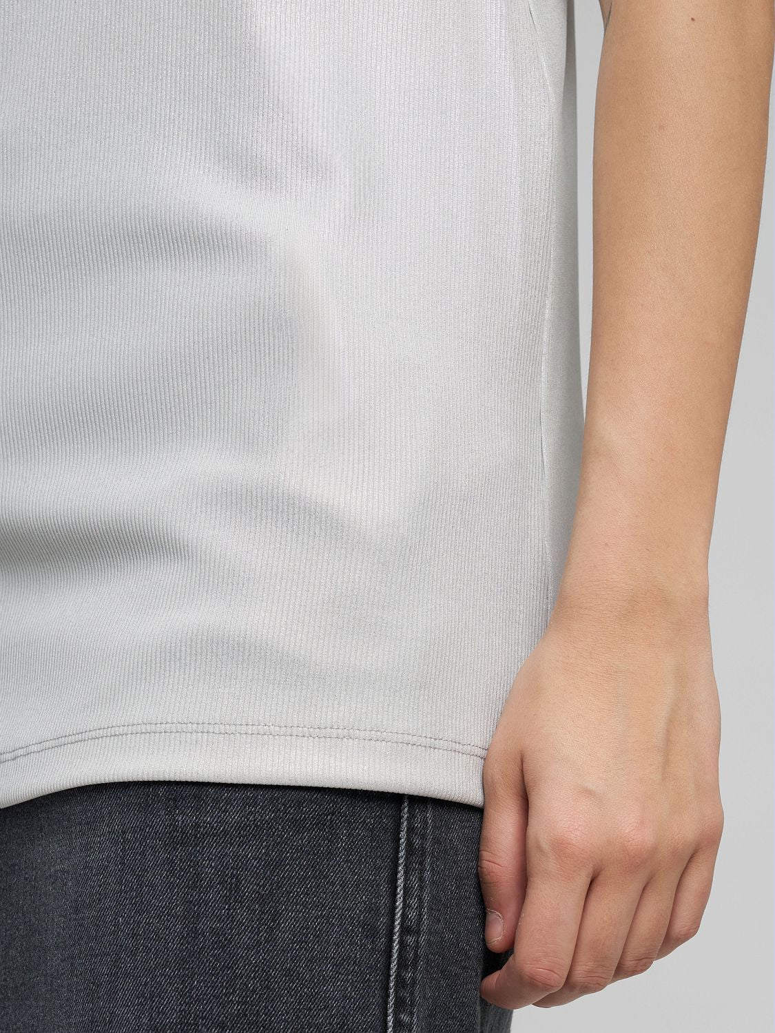 Elegantní metalické tílko