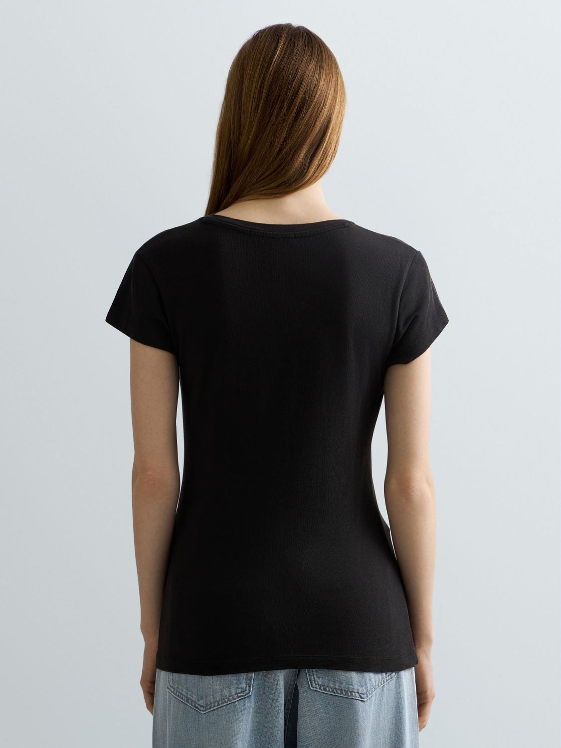 DÁMSKÉ TRIČKO S VÝSTŘIHEM DO V – SLIM FIT