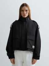 DÁMSKÁ CROPPED BUNDA S NÁPRSNÍMI KAPSAMI